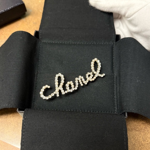 Authentic CHANEL Crystal Hair Clip Pearls Barrette Gold RUNWAY - Picture 6 of 7